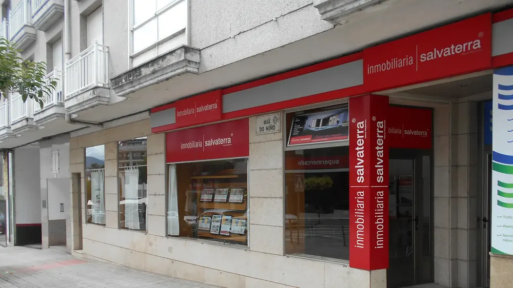 Oficina de Inmobiliaria Salvaterra en la Rúa do Miño